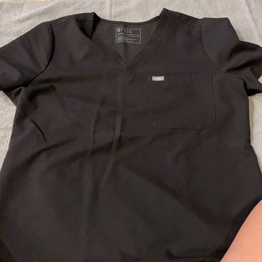Figs One Pocket Scrub Top in black